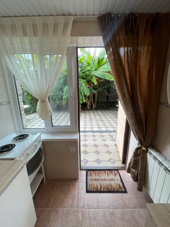 Коттедж Уютная студия с отдельным входом и кухней в центре Адлера — Сочи