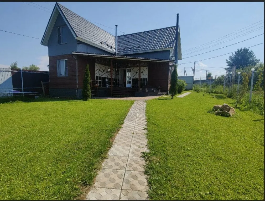 Современный дом с уличной подогреваемой купелью и сауной