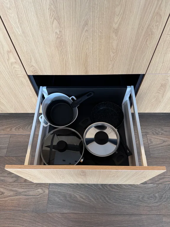 Стильная двухуровневая студия с захватывающим видом на город