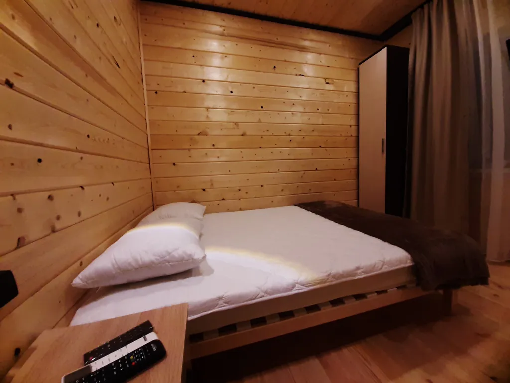 Уютный номер в новом домике в саду справа