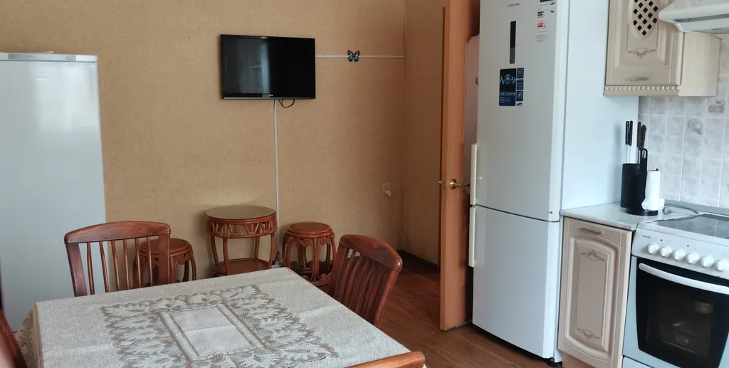 Уютный загородный дом с красивой благоустроенной территорией.