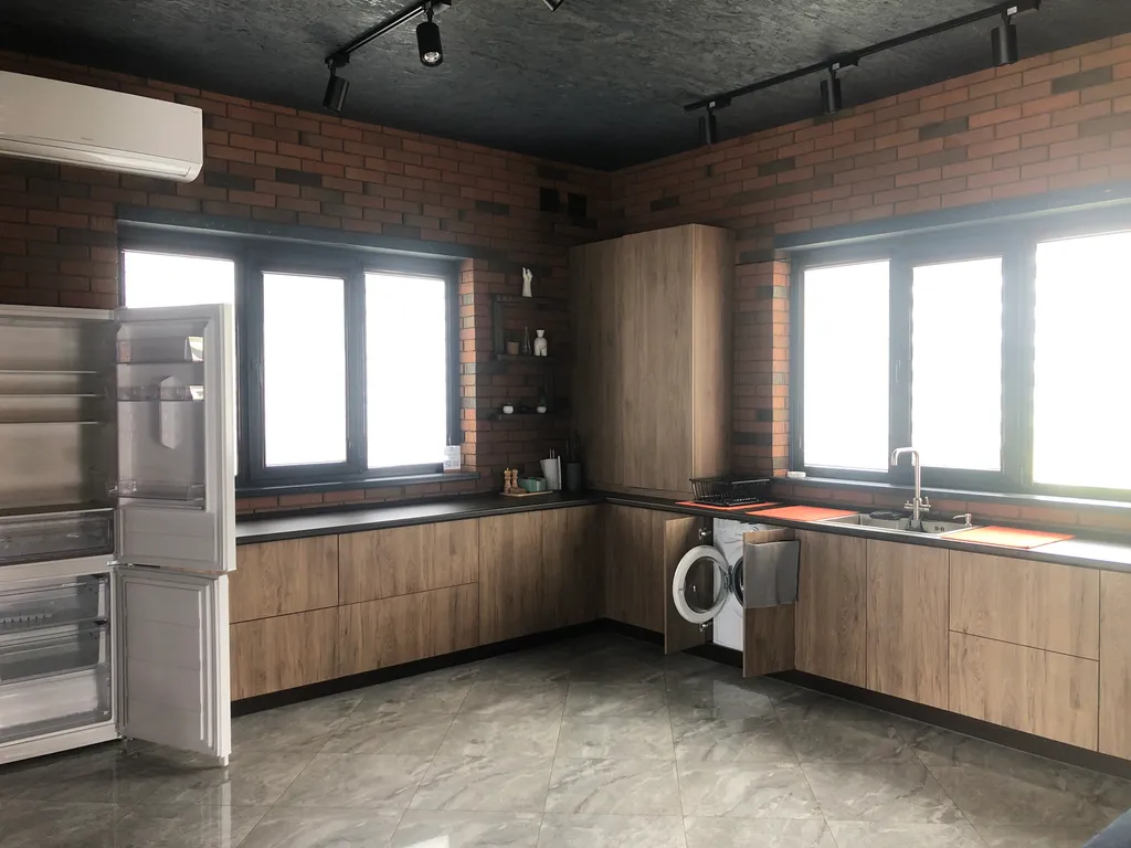 Частный дом с футбольным полем