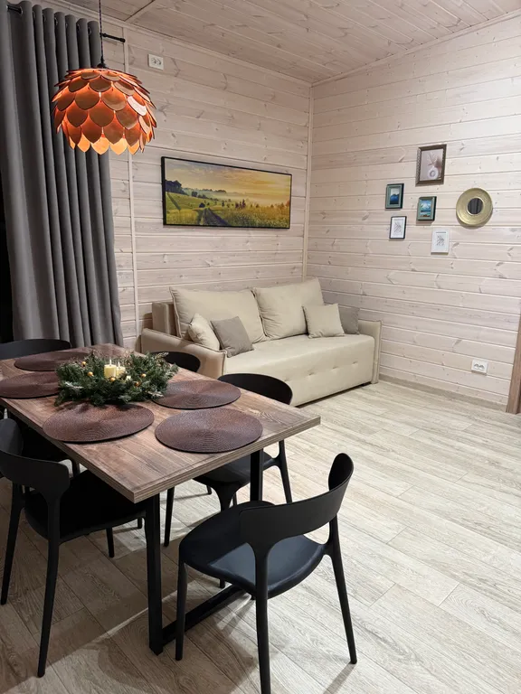 Уютный дом с чаном на опушке леса