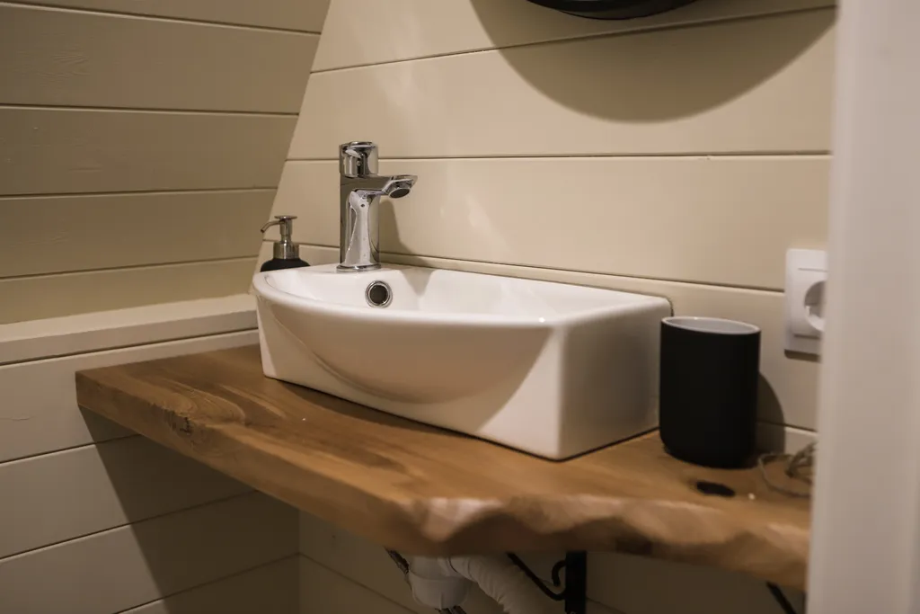 Нескучный треугольный дом Mökki с купелью