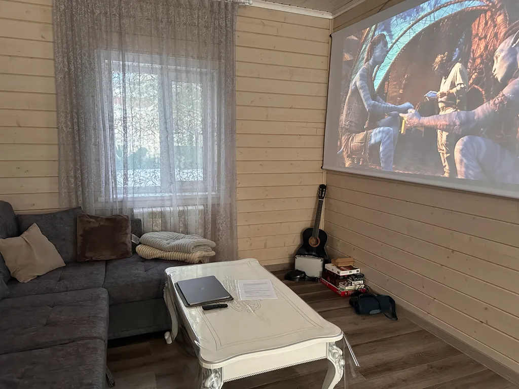 Дом в уединенном тихом месте рядом с лесом