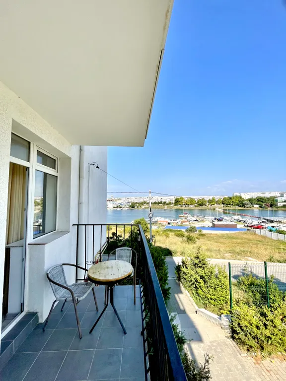 Квартира Квартира у моря, окна и балкон с видом на море и яхт-клуб — Севастополь