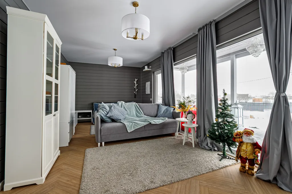 Grey House с дикими зайцами