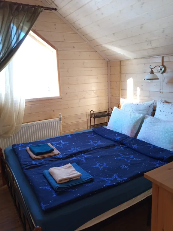 Коттедж Двухэтажный апартамент в доме на берегу озера — Луга