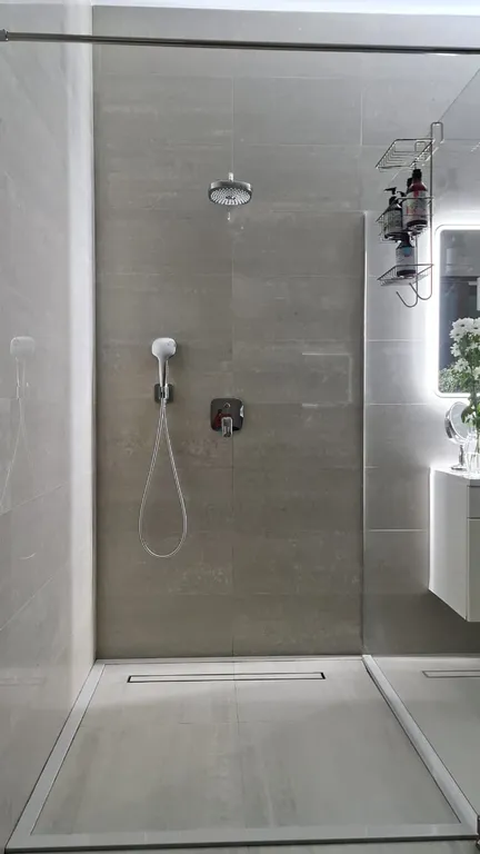 Дом и баня между озером и лесом