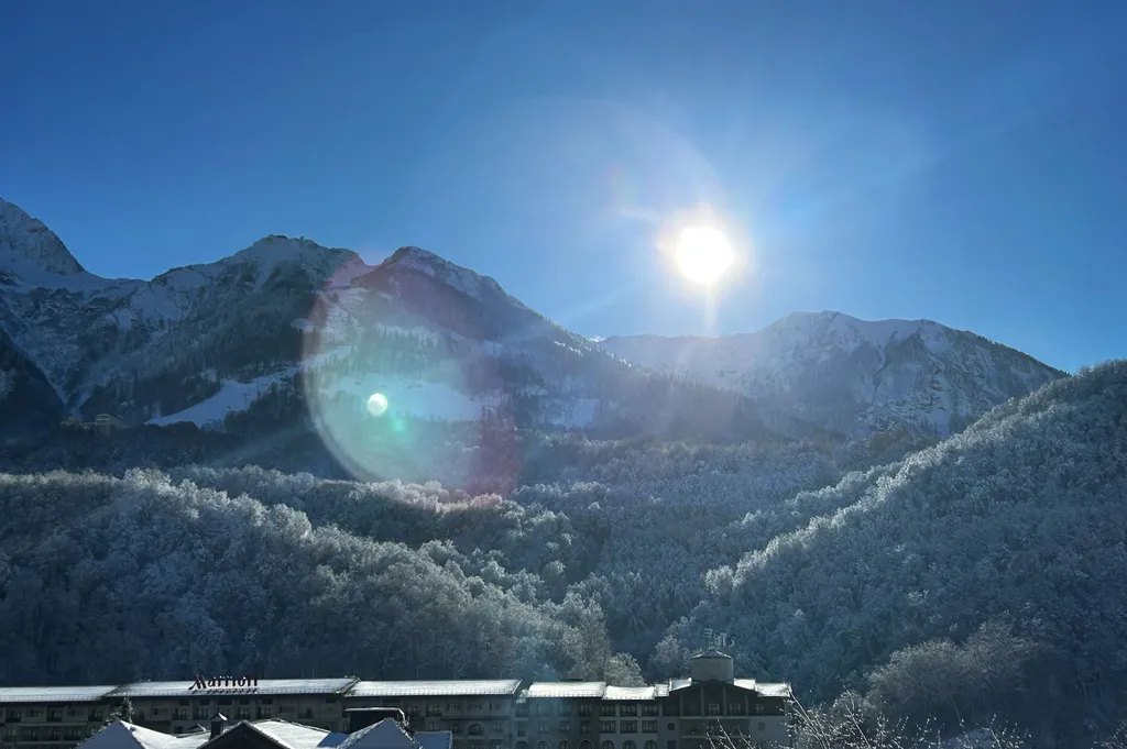 Двухместный номер с видом на горы, доступен бассейн