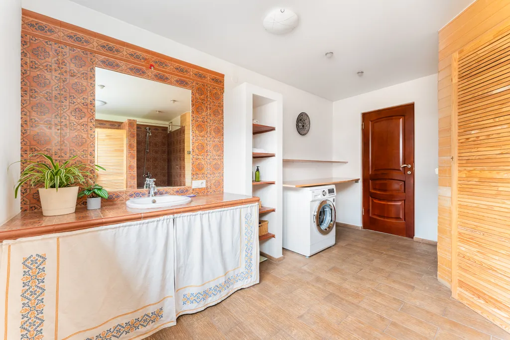 Белый коттедж с баней и бассейном рядом с озером