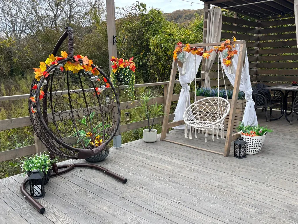 Уютная сфера на побережье