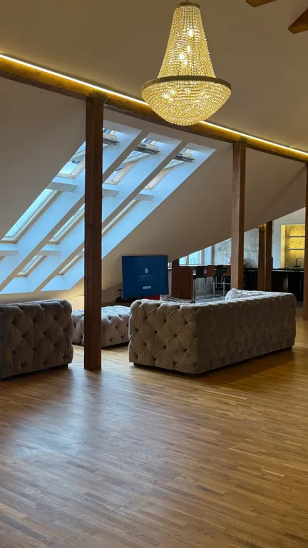 Лофт - мансарда с фронтальным видом на море