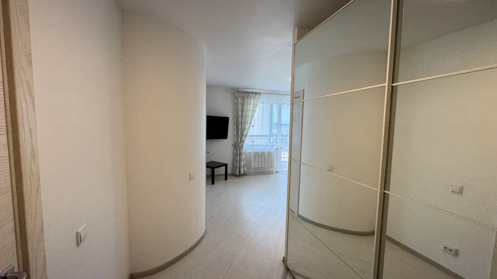 Светлые апартаменты в центре города с видом на озеро