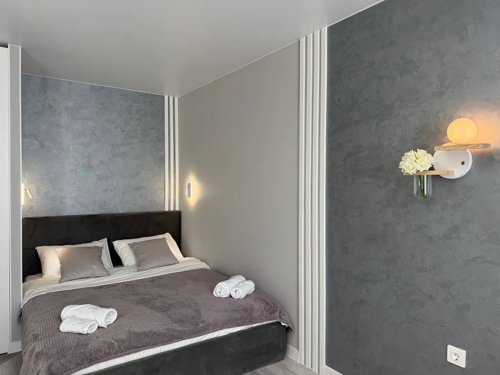 Студия с панорамными окнами и атмосферным видом