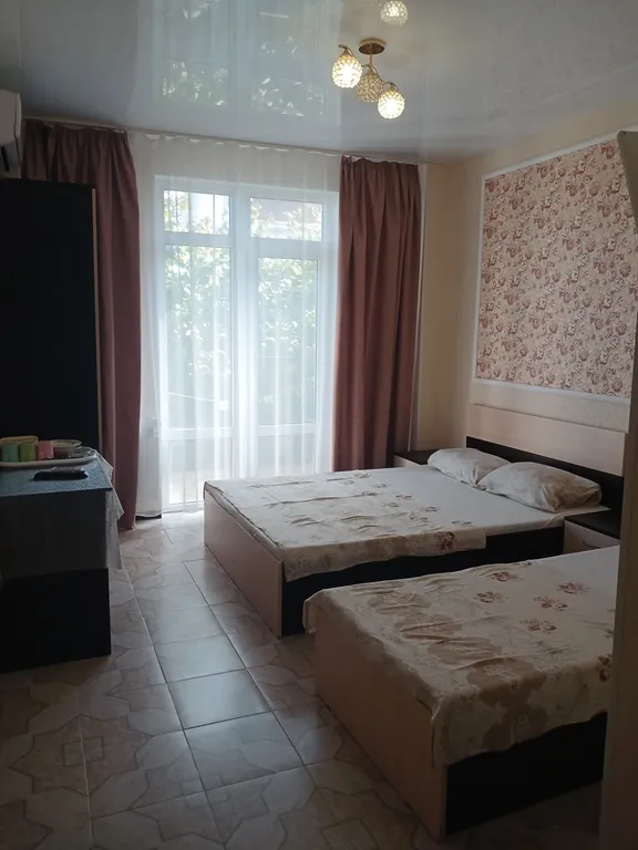 Уютная комната с видом на сад