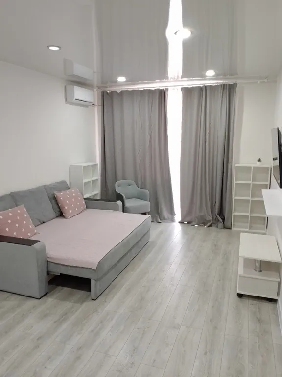 Просторная квартира с видовым балконом близ Питьевой Галереи Санатории