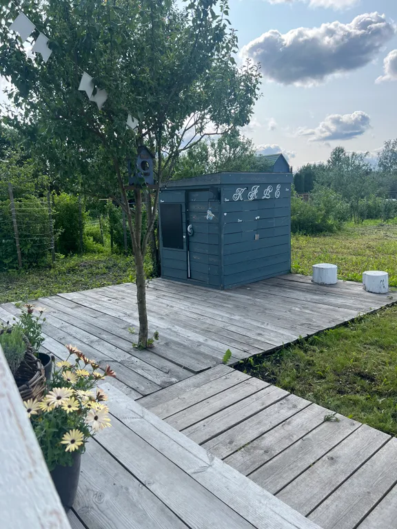 Новый уютный дом с отдельной территорией в центре города.