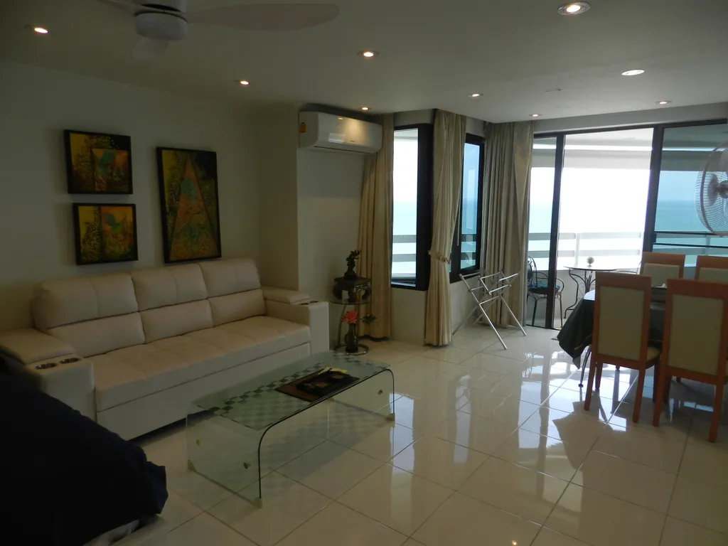 Студия с фронтальным видом на море