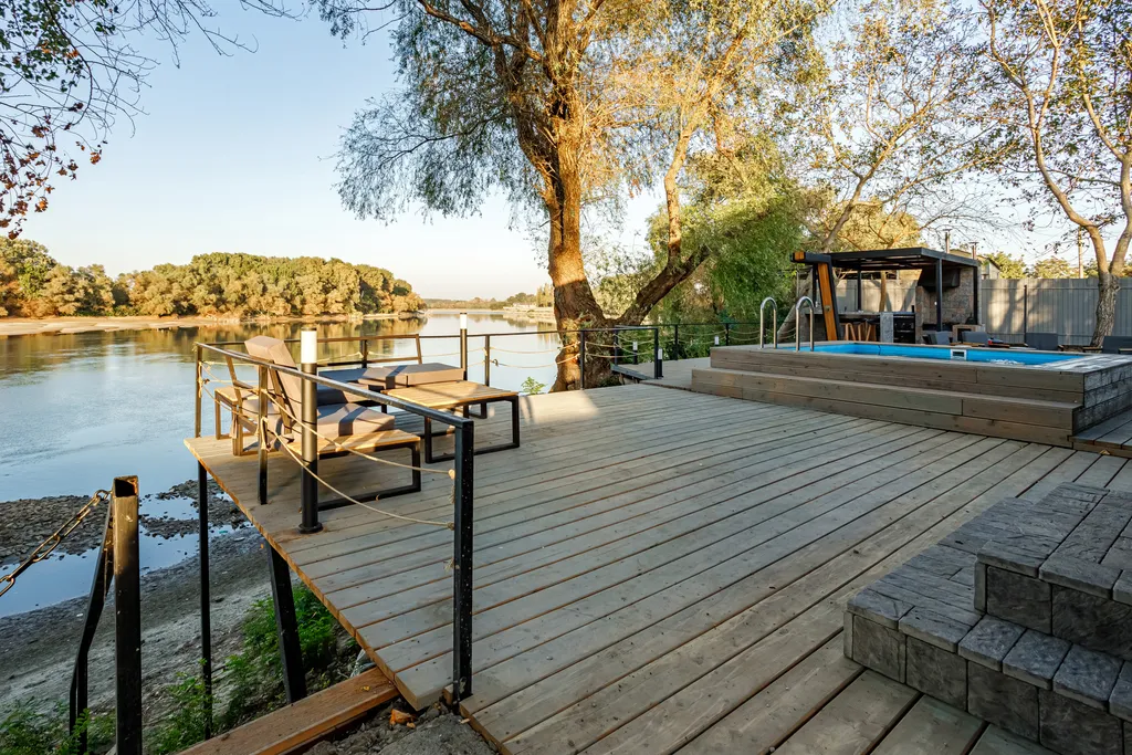 Дом на берегу реки