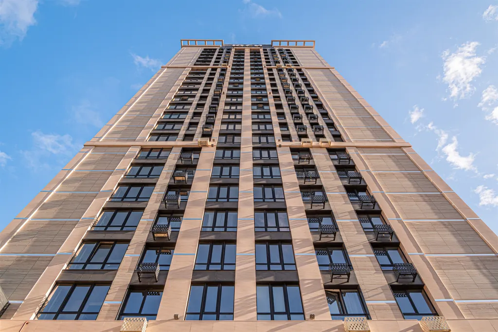 Дизайнерская квартира около сквера в бизнес -высотке