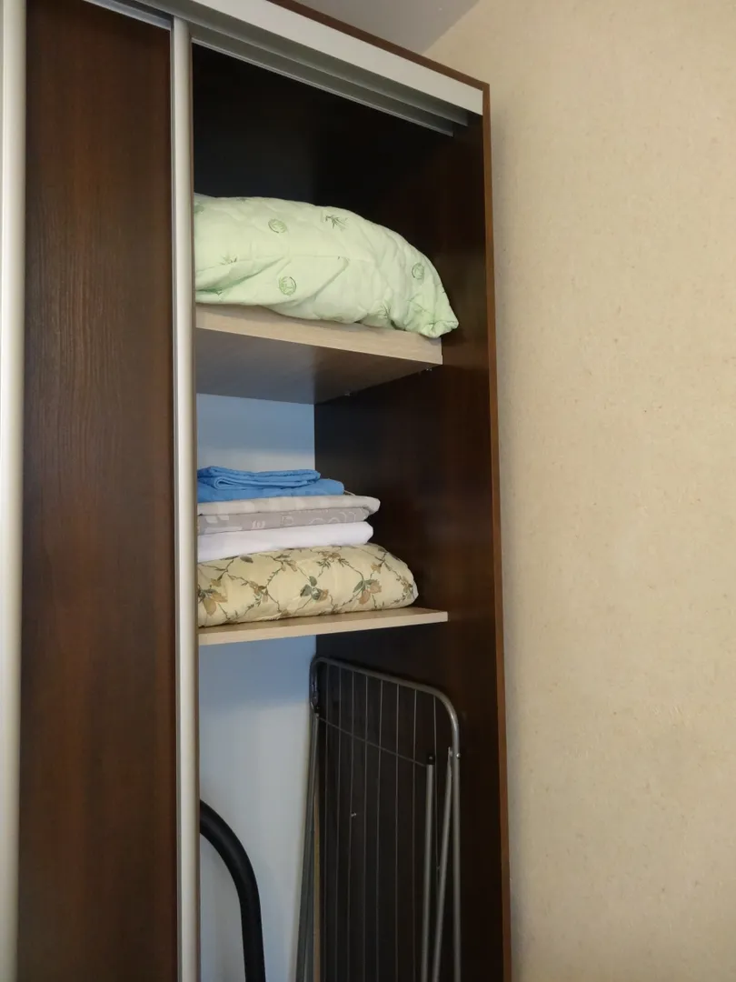 В правой части шкафа хранятся сушилка для белья, пылесос и постельные принадлежности для второго дивана, дополнительного спального места на одного человека