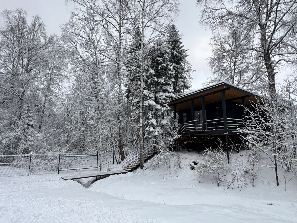 Дом у ручья в лесу