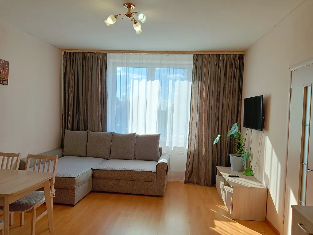 Квартира с видом из окна на покровскую башню и реку великую