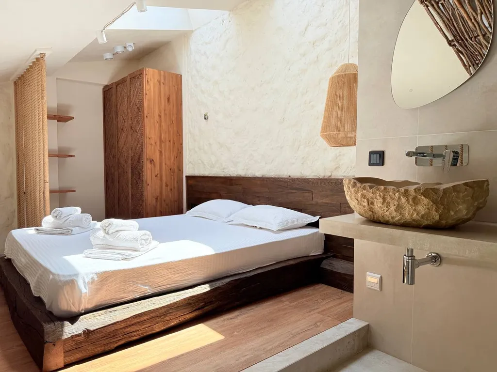 Просторная студия в стиле минимализма с панорамным видом на Махачкалу