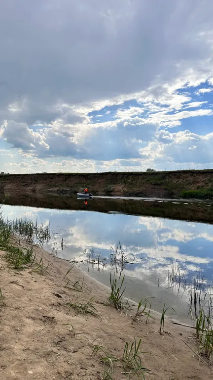 Уютный Белый дом у реки