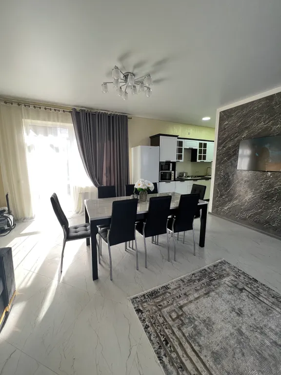 Новый двухэтажный дом на берегу моря, есть все необходимое