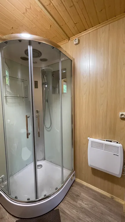 Уютный Дом в лесу с камином.