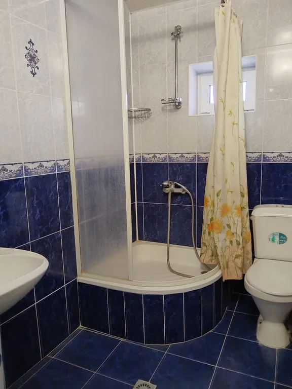 Квартира Квартира Трехместный номер с балконом в гостевом доме "Легенда" с бассейном. — Анапа