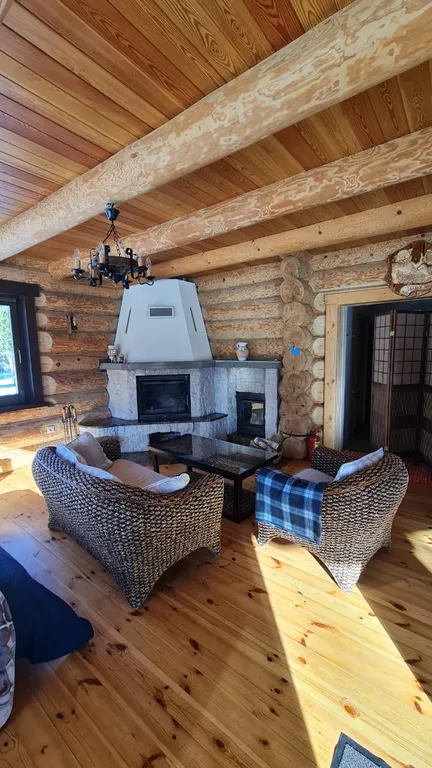 Дом и баня между озером и лесом