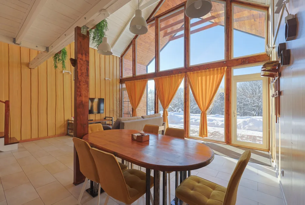 Современный двухэтажный дом из натурального дерева, с большими окнами