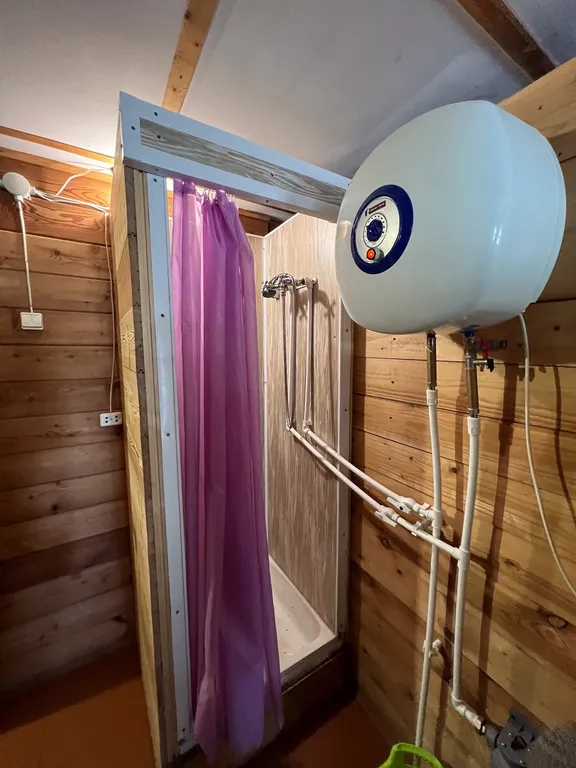 Деревенский домик на берегу озера