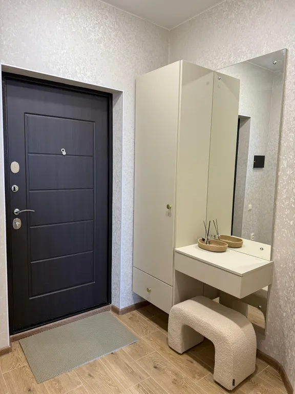 Новая квартира в центре города с видом на город и гору Змейку