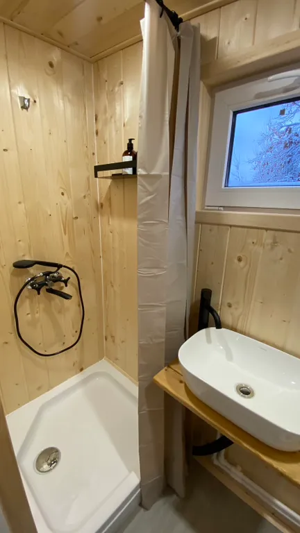 Домик у леса, на территории проживают кролики