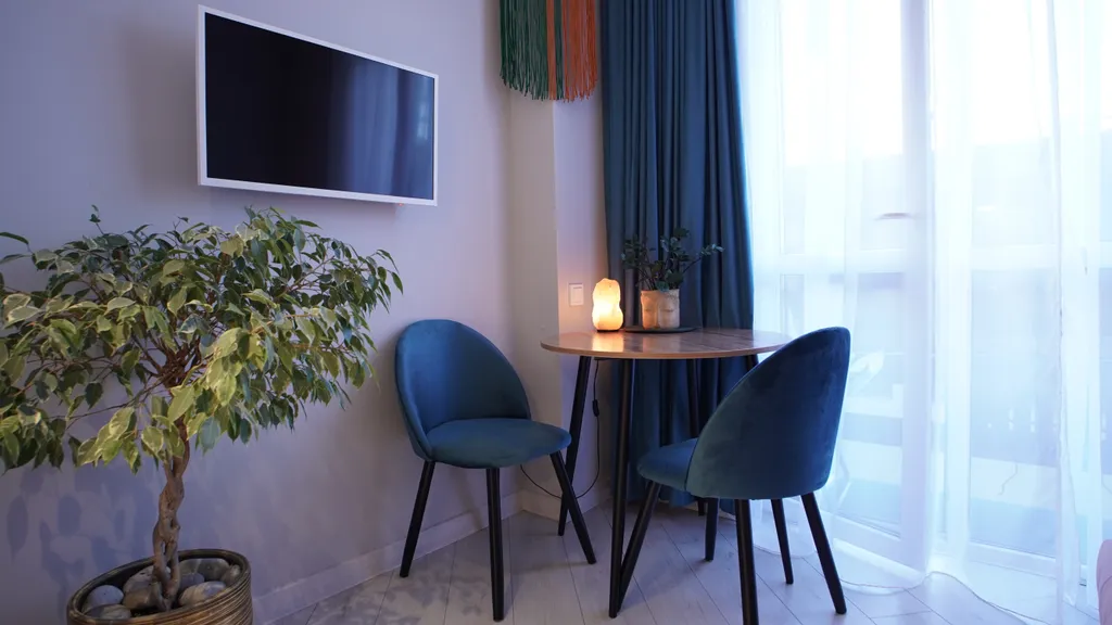 Дизайнерский апартамент со спальней и балконом