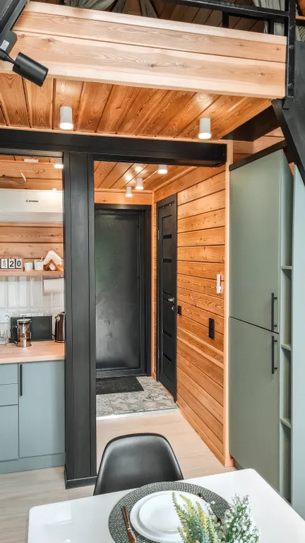 Треугольный домик на склоне горы над ручьём