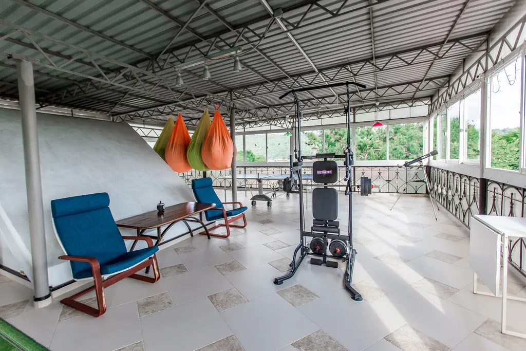 Трёхэтажный таунхаус в живописном месте с большим садом