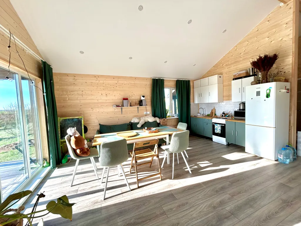 Дом на реке и краю соснового леса