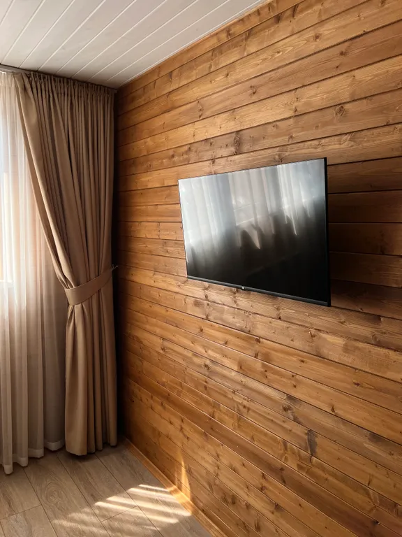 А-фрейм с бассейном и видом на озеро