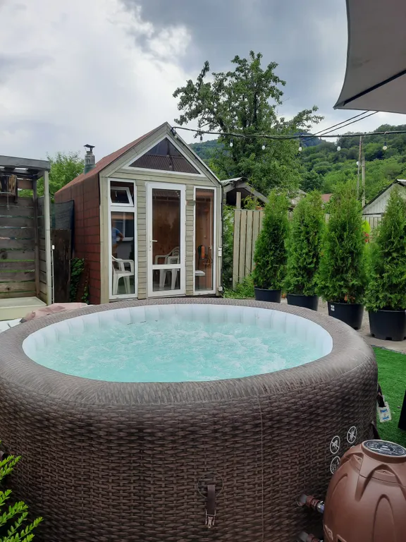 Милый домик в стиле прованс с камином, горячей купелью, баней, бассейном