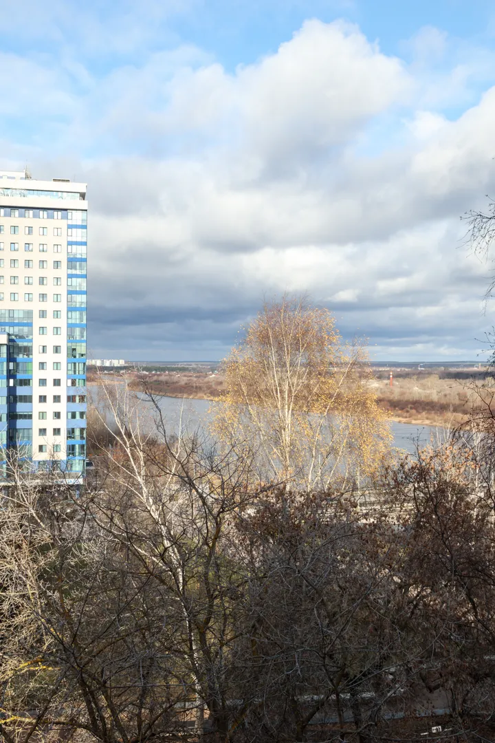 Вид на реку из окна, осень.