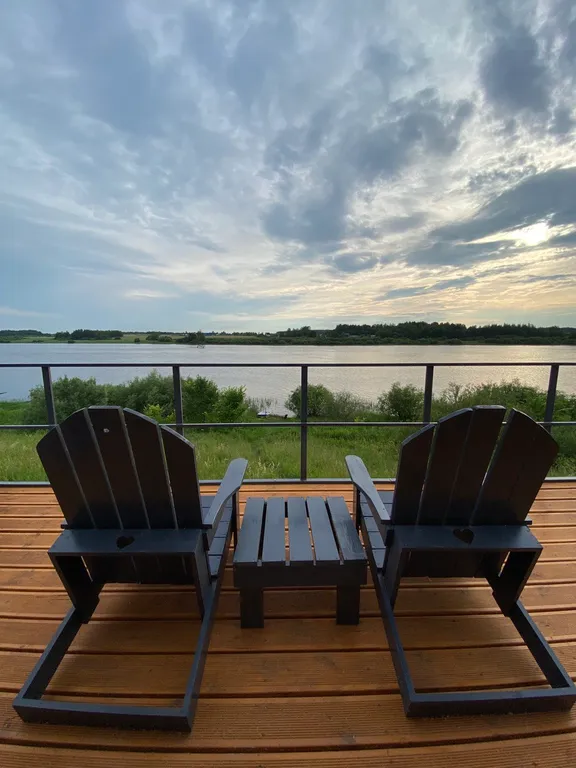 Smaland Ranta house-шале на высоком берегу с видом на реку и закат