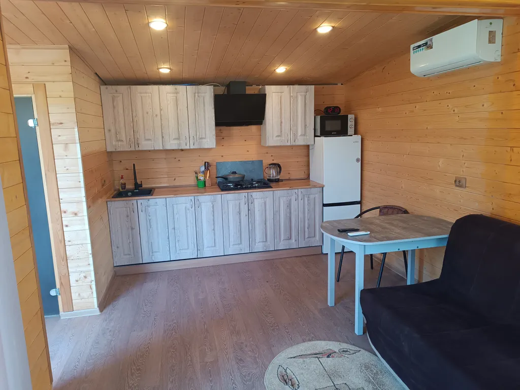 Небольшой дом с бассейном мангалом и беседкой