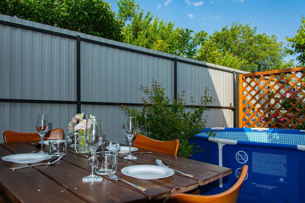 Деревянный экодом в идеально чистом месте