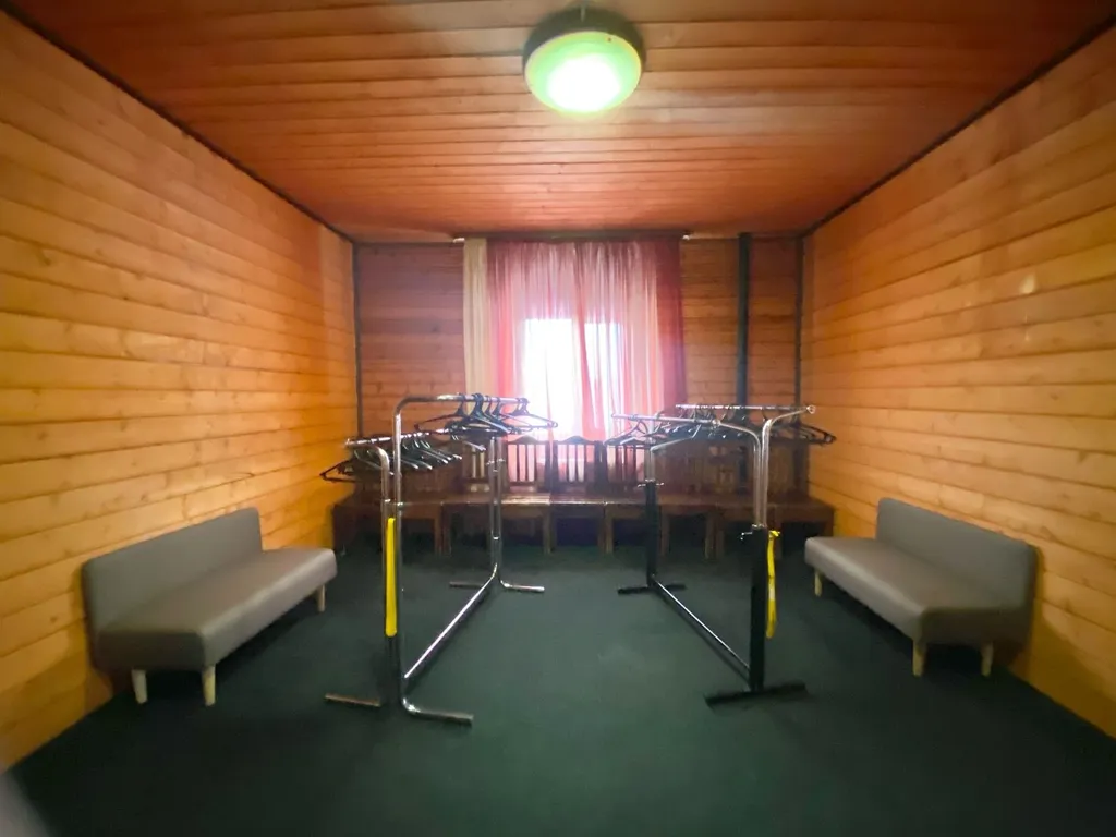 Деревянный коттедж с большой территорией рядом с городом