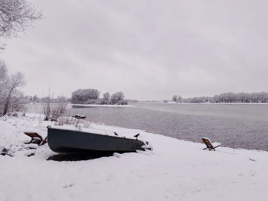 Дом на берегу реки